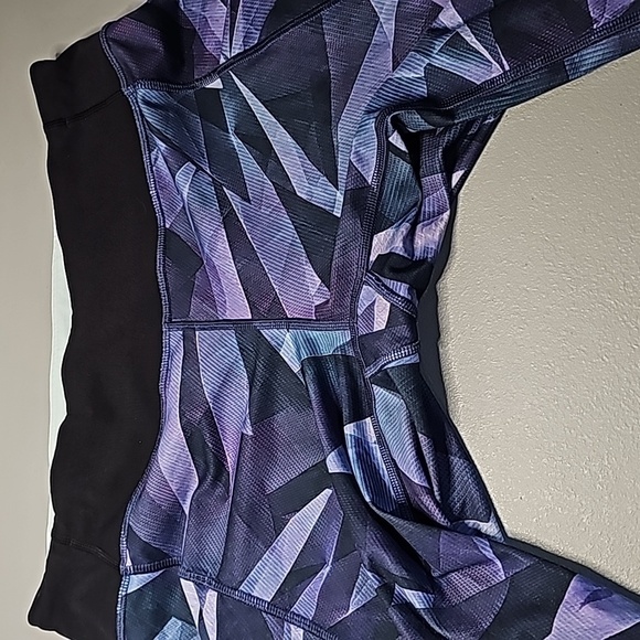 Lululemon purple and black size 8 athletic cropped leggings - Picture 7 of 8